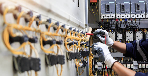 Professional Electrician technician working in Youngstown, OH